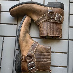 Men’s distressed brown leather zip boot